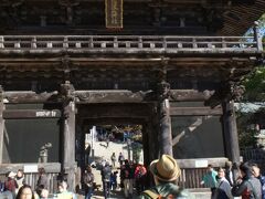 筑波山神社に参拝です。人がたくさんです。

随神門