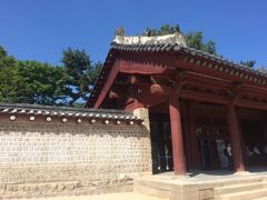 世界遺産の宗廟へ。

予想はしていたがしょぼかった。
日本の寺と同じような雰囲気なせいか。
西洋人は感動するのかもしれない。