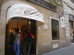 ゲーテも訪れたという、250年の歴史あるカフェ、「カフェ・グレコ」

中の物価が異常なので、見るだけ！\(^o^)／