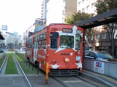 2015.10.04　水道町
８月末で売らなくなったプリペイドカードをチケットショップで調達。１０００円で１１００円分、額面どおり１０００円だったが九州新幹線開業記念の絵柄だった。ＩＣカード導入に踏み切ったがプレミアムが付かず絶対カードの方がよかった。市電はジェットスターの広告だ。どこか遠くに行きたくなるではないか！