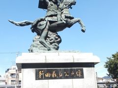 「分倍河原の戦い」。

鎌倉時代後期の元弘３年（1333年）、武蔵国多摩川河畔の分倍河原（現在の府中市）において、北条泰家率いる鎌倉幕府勢と新田義貞率いる反幕府勢との間で合戦が行われました。
この戦いで新田軍が幕府軍に対し決定的な勝利を収めたことにより、幕府軍は完全に守勢に転じ、倒幕のきっかけとなりました。

これは、「新田義貞」の像で、顔は鎌倉方面である南を向いていると言われます。