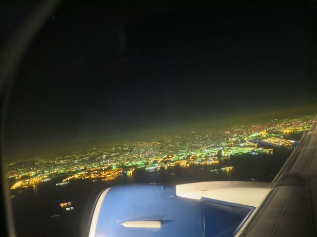 さて、時間通りに搭乗しまして席に着いたんですが。。。<br />！！！！<br /><br />カメラ〜！！無いよ！？無いよ。<br /><br />搭乗を待っている場所に置き忘れてしまいました。<br />急いで客室乗務員の方に話して取ってきてもらいました。とほほ。<br />恥ずかしい。<br />でも早めに気が付いて良かったです。飛び立ってからでなくてほんと良かった。<br /><br />出発からおっちょこちょい発揮。<br /><br />羽田の夜景がきれいです。