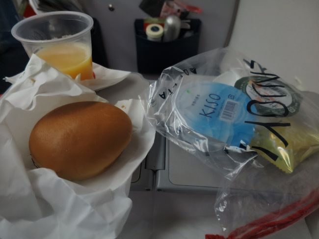 最初のミールサービスです。<br />まあ。<br />可もなく不可もなく普通です。<br />エコノミークラスですから。パンいいね。<br /><br />食べたら寝ます。