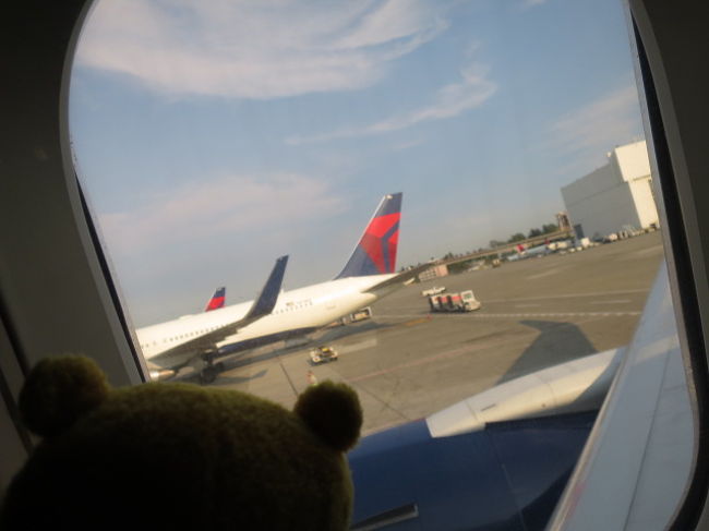 デルタ航空の飛行機がたくさんです。<br />アメリカなんですね。<br /><br />夫はデルタの飛行機がなぜか好き。<br />なんでしょうかね。前回もデルタ今回もデルタ。夫との海外旅行はデルタしか乗っていません。まあ良いですけど。<br /><br />（夫）マイレージが貯まっているからです。<br /><br />でも、以前ペナンに行ったときはマレーシア航空の飛行機で客室乗務員さんのユニフォームが雰囲気あって素敵でした。