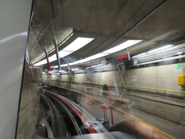 空港の写真を撮り忘れました。<br /><br />面倒な入国手続きを終えて<br />