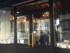 Grand Place界隈を周り終わったため、MAISON DANDOYにてワッフルを食べることに。
持ち帰りと店内の席とテラスがあります。
天気も良く暖かかったので、テラス席で！