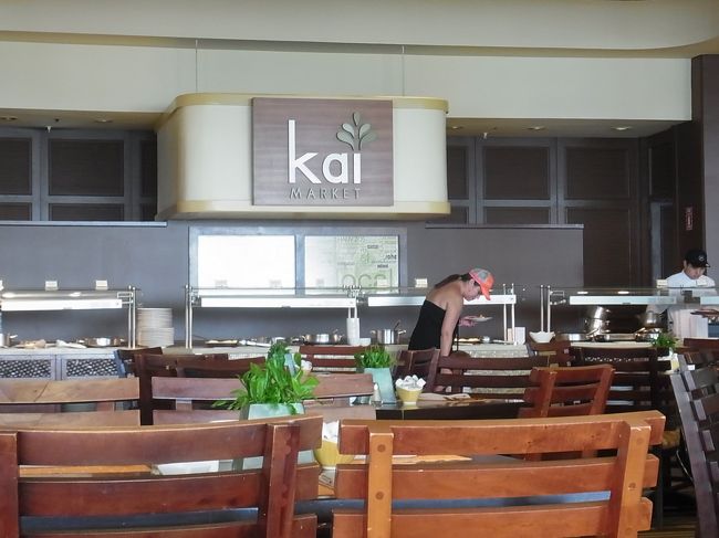 朝食はシェラトン1階の「カイマーケット」でいただくことにします。<br /><br />JTBのプランで5泊したため、一部屋につき50ドル分のギフトカードをもらいました。さらに、宿泊特典の「レストラン15％引き」（SPGメンバーでも15％割引）との併用可でした。ありがたい！