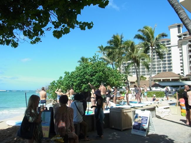 すぐそばのビーチの方へ出てみます。スタンドアップパドルのレクチャーを受けているひとたちがいました。