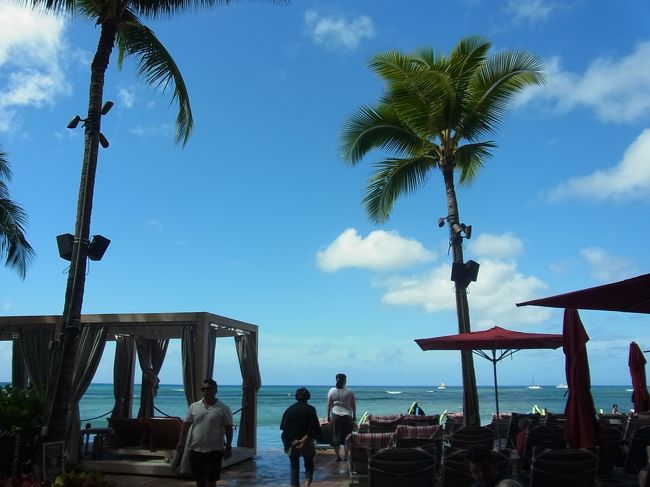 インフィニティプールから海に向かって。今回はプールは利用しなかったので、次回はここで大人な時間を過ごしてみようｗ