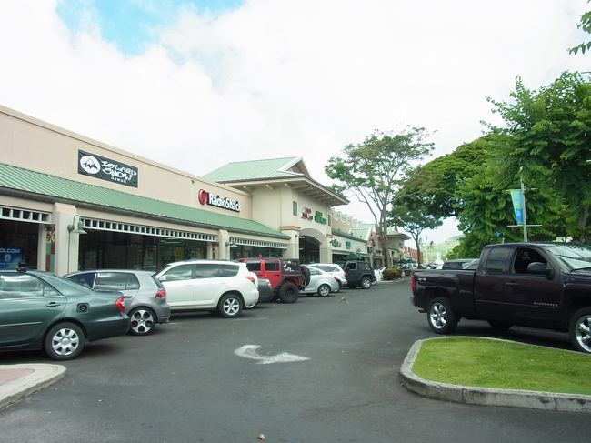 毎週日曜日の8：30〜12：00にカイルア小学校駐車場で開かれている「カイルアタウンファーマーズマーケット」に向かいます。写真の「ラニカイ・バス＆ボディ」が入っているカイルアショッピングセンターの裏手になります。<br /><br />結構道が混んでいて、シャトルバスがホールフーズなどの駐車場に停車した時点で、すでに12時10分前くらい。ハハには「ブーツ＆キモズ」で待っていてもらい、わたしと姉は小学校めざしてダッシュです！！