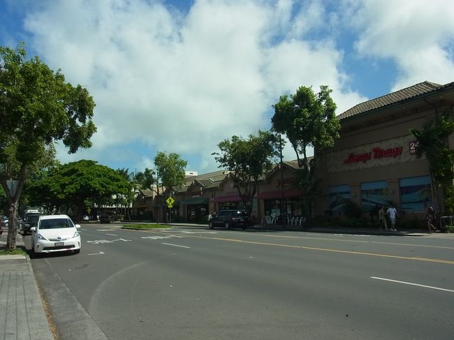 さて、今日のメインイベントはカイルア散策です。OLI OLIカイルアシャトルを予約してやってきました！<br /><br />シルバーウィークに突入していたためか、いい時間のバスが取れず、往路はDFS前を11時発。聞けば、8：30や9：30発の便は団体客が入っているとか…。団体ならこのシャトルバスじゃなくて別便を用意すればいいのに…と思ってしまいました。<br /><br />なぜ早い便に乗りたかったか…それは、カイルアのファーマーズマーケットに行きたかったからです！ ま、目的がはっきりしているので、11時発でもギリOKとふんでGOGO。