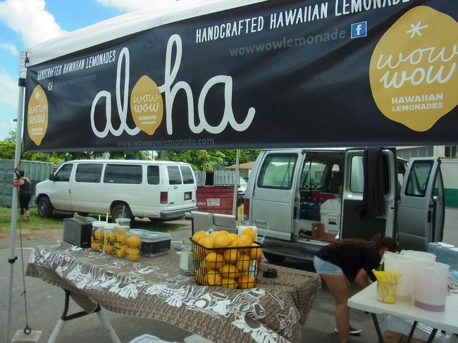 発見！ このレモネードの店にどうしても行きたかったんです。<br />その名も「WOWWOW HAWAIIAN LEMONADES」。<br /><br />ノースショアに行く手前のワヒアワという街に店舗があります。私たちはレンタカーもないので、ファーマーズマーケット狙いで事前に情報を集めていました。ほかにも、パールリッジファーマーズマーケット（毎週土曜、8：00〜12：00）にも出店しているそうです。