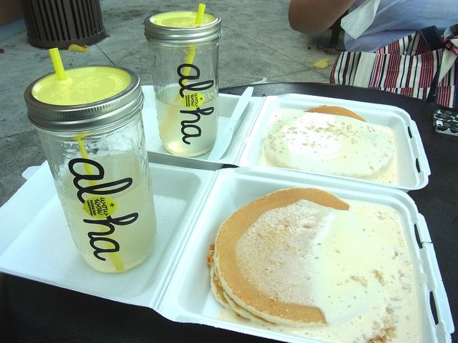 はじめていただきます！ マカダミアナッツソースのパンケーキ。口コミ通り、甘すぎず、それでいてナッツの風味がクセになる美味しさでした。3人で2つをシェアしましたが、ちょっと多いかな。<br /><br />さきほどのレモネードを飲んでいると、ローカルの方と日本人観光客の方たち、計3組くらいに「それ、どこで買ったんですか？」と聞かれました。あのあとファーマーズマーケットに行かれた方、無事買えたかな？