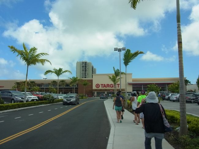 今年3月にオープンした「ターゲット」は、ブーキモの目の前。店内むっちゃ広かった。モノはやはり、ホノルルの店より少し安い気がします。