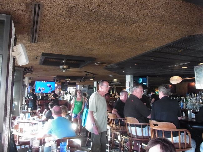 いったんホテルに戻り、向かったのは「チャートハウス」です。ハッピーアワー（17：00〜19：00、22：00〜閉店まで）に来ることができました♪ アイランドスタイルの新鮮なシーフードがいただけます。<br /><br />