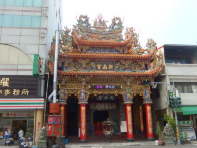 首学大飯店のそばにある廟