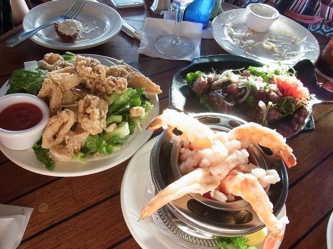 シュリンプカクテルやカラマリなどをオーダー。<br /><br />食事中にカメラマンらし気女性が各テーブルをまわっていて、撮影されました。あとでプリントアウトして紙製の表紙をつけたやつを持ってこられて買う・買わない、の例のアレです。<br /><br />断らずに一応撮ってもらったので、良かったら購入してもいいかなと思いましたが、夕日も写ってないしただの食事風景だったのでｗ、申し訳ないですがお引き取り願いました。