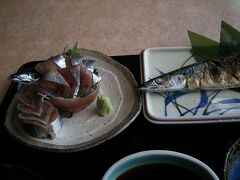 「お魚市場」でお昼ごはん。
旬の秋刀魚で(≧▽≦)
焼き＆刺身でたしか1200円だったかな。
