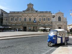 オストゥーニの全景をカメラに収めたところで、旧市街へ迷いこみたいと思います（笑）

リベルタ広場に戻りかけた時、またまた素晴らしい景色が目に飛び込んできました！

リベルタ広場越しの｢ムニチパーレ宮殿｣とかわいい青い車(*^-^*)
｢ムニチパーレ宮殿｣は今は市庁舎として使われているそうです。

「ムニチパーレ宮殿」の右側に見える教会は「サン・フランチェスコ教会」。