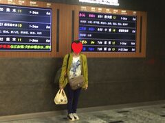 私たちの出発は博多駅です。
国内旅行はずっと個人で行っていたので今回初めてツアーの集合場所のひかり広場に行きました。ほかのツアーもあるので人がいっぱいです。
添乗員の長崎さんからバッジをもらい出発です。
7:04発のぞみ6号で新大阪まで行きます。
朝が早いので新幹線の中では爆睡です。