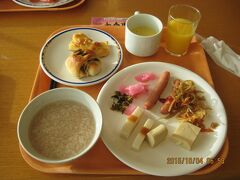 朝食です。
朝湯に行ったときにパンの焼ける美味しいにおいがしたのでパンと茶かゆをチョイスしました。
朝食は6時半からの予定だったのですが朝食もバイキングだったので目移りしすぎて時間がかかり時間が足りない感じです。