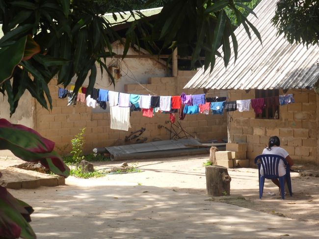 観光でうるおっているので<br />学校や病院は、ほとんど自前で運営しているようだ<br /><br />国は私たちのことを忘れている、と。