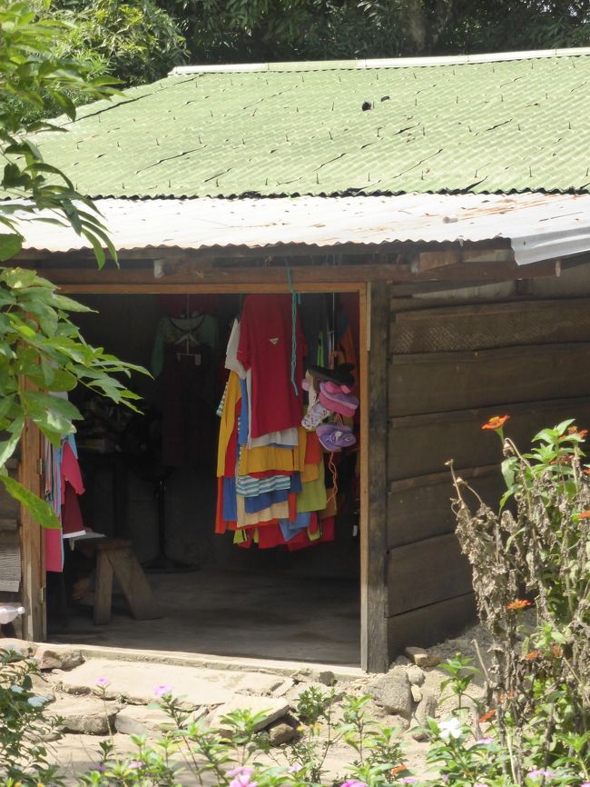 まあ、この国は警察も腐っていて<br />個人旅行だと、外貨を持っているだけで「偽札だ」とナン癖をつけて取り上げるそうです。