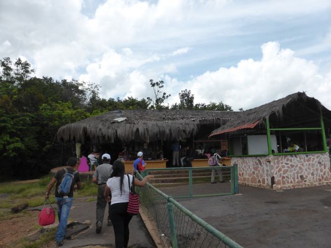 ホテルから空港は歩いて行けるくらいの距離<br /><br />このホテル、ほぼ団体用で、<br />毎日日替わりで日本のグループが来ています<br /><br />まあ、団体旅行慣れした日本人にとって<br />旅行は流行の消費品のようなもの<br /><br />日本人らしく流行り出すとわーといって、<br />そろそろ一般的な旅行会社がつぎつぎツアーをだしているようです。<br /><br />SY旅行は、私が学生のころからここにツアー出していて、そのころは高根の花でしたねえ。お金もそうですが、恥ずかしながら運動部に所属していたので、時間もなかったんですよねえ。<br /><br />