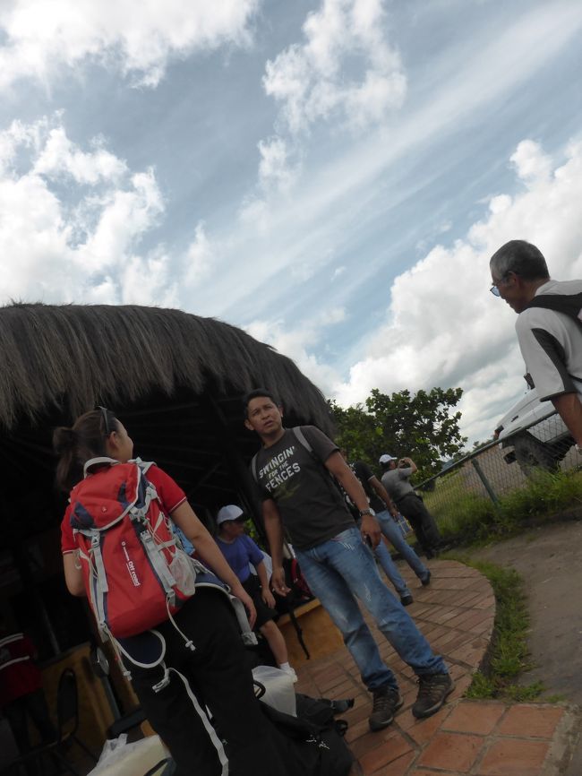 SY旅行は、あのころの輝きはすでに失って、<br />中高年御用達の旅行会社になっているようです。<br /><br />団体旅行慣れしている人は、実のところまったく旅慣れていなくて<br />スマートじゃないですね。<br /><br />飛行機の中では日本語分からない相手に「大吟醸」と叫んだり<br />朝食会場ではコーヒーもらうのに、スタッフに「おばちゃん」と声かけたり。<br /><br />パスポートコントロールも必ず添乗員同行だったり、恥ずかしくないのかなあ、と思います。<br />朝から晩まで自分のようを言いつけたり。<br /><br />写真撮ったりV撮るのもいいけど、マナーは守ってほしいですね。<br />自分のVの邪魔だと手をかけて追い払おうとしたりするのは一つ間違えば犯罪行為では？<br /><br />京都でも写真に熱心な人は、マナー違反が多いですけど。<br />それであんなに撮影禁止のところが増えるんでしょう。<br /><br /><br />そんな人だけ相手にしていたら、旅行会社もださくなりますね。