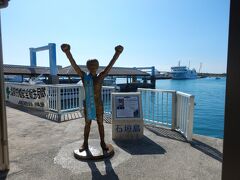 離島ターミナルの具志堅さんの像。
いつも記念写真撮る人が多くてなかなか近寄れませんでしたが
今日は誰もいないので、撮影してみました。