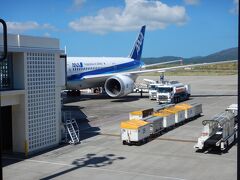 空港も大混雑。
荷物預けは行列でかなり待ちそうでした。
空港にはスターバックスが入っています。
手荷物チェックを通過するともう飲食店はありませんでした。