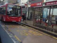 空港では、友達が旦那さんとお出迎え。
旦那さん仕事の休みまで取って、車出してくれたんだって。

感謝！

車でびゅーんと市内まで。
楽チンだぁ。ほんとありがとう。