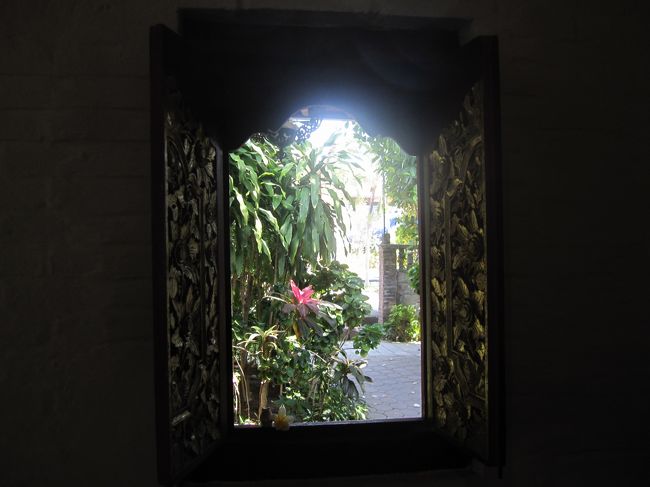 ホテルに帰り、プールでちゃぷちゃぷ。<br />13時から、8時間のカーチャーターを申し込んでみました。5500円。<br />12:57に「夜露死苦」と書かれた、きれいな車から「遅れてごめんなさいー」と言いながら、ドライバーのアスちゃん登場。<br />遅れてないし、日本語が完璧。<br />タクシーの運転手と、こうやってカーチャーターのドライバーしながら、独学で覚えたんだって。ほんとにすごい。<br /><br /><br />ライステラスと、ウブドと、タナロット寺院は絶対行きたいとリクエスト。