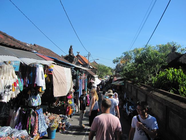 クタクタでウブドへ。<br />車窓観光は楽しかったけど、ライステラスでクタクタなうえに、最初にマーケットに行ったから人酔い...