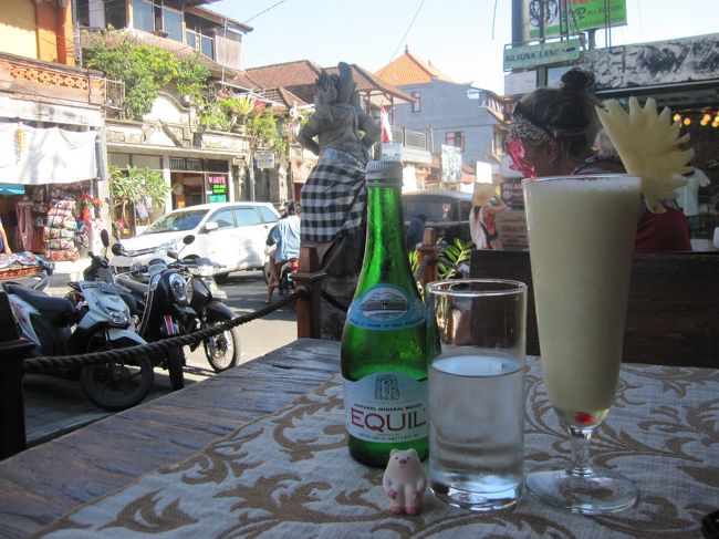 何も買わず、散策もそこそこにカフェに逃げ込む。<br /><br />パイナップルジュースとお水。<br />水分x水分。。。身体が欲していたのだよ。<br />