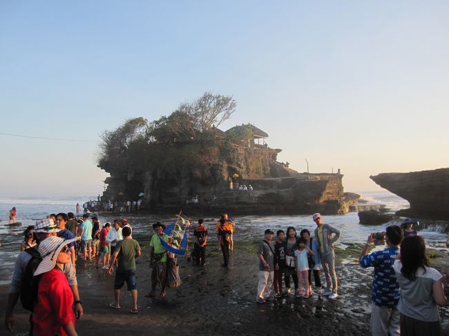 さてタナロット。<br />広大な駐車場に車がわんさか。人もわんさか。<br /><br />海の上にある、幻想的なお寺なのに、人が多すぎて、騒がしくて、ちょっとイメージとちがったな。<br />いろんな国の言葉が聞こえる。<br />