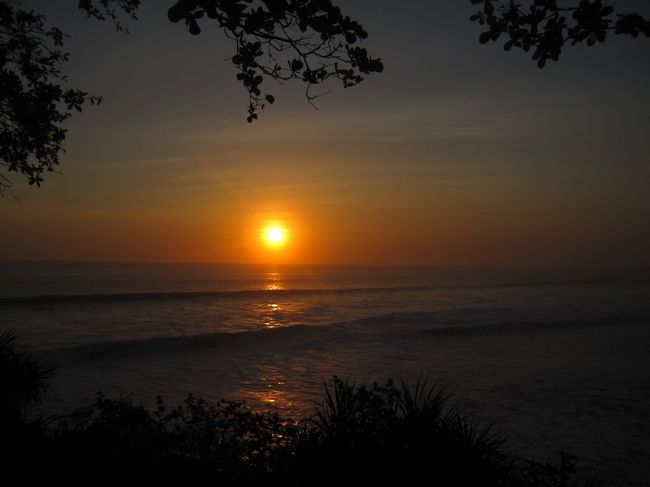 それでも夕陽はすごくきれいに見えました。<br />何百人という人が、海に沈む夕陽をながめてるって、不思議な光景。