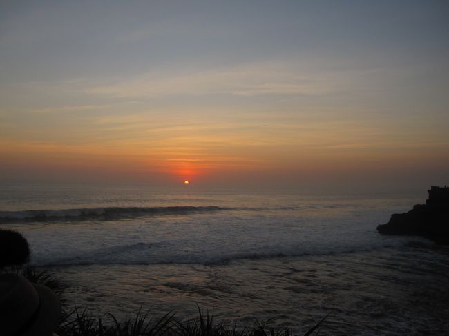 夕陽が海面にちゃぷんと入ったら、アスちゃんに急かされて、タナロットを離れました。<br /><br />夕陽が隠れたあとの燃える空がすきなんだけどなー<br /><br />まぁ渋滞半端ないらしいし、しょうがないか...