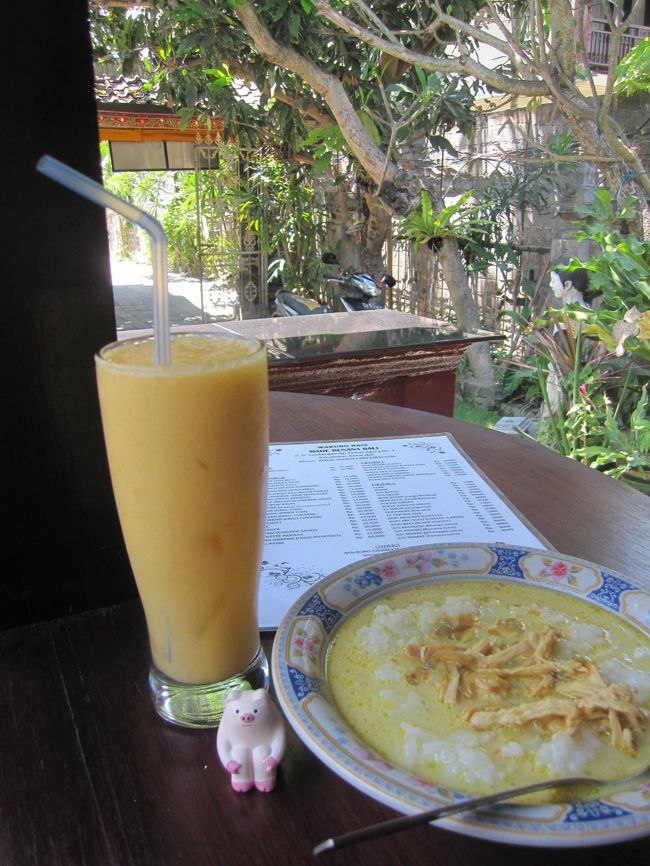 ずっと行きたかったwarungにようやく行けた。<br />ほんとは食欲は全くなかったけど、鶏のお粥があるって聞いてたし、最後だから行ってみた。<br /><br />うわさどおり優しい味。なんか沁みるなぁ。泣きそう。<br />しかもマンゴジュースと合わせて、20,000ルピア。