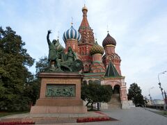 レーニン廟見学後は、同じく赤の広場に面するワシリー寺院を見学。この寺院もモスクワを代表する建造物。
おっさんの自分としてはテトリスのタイトル画面が思い出される．．．