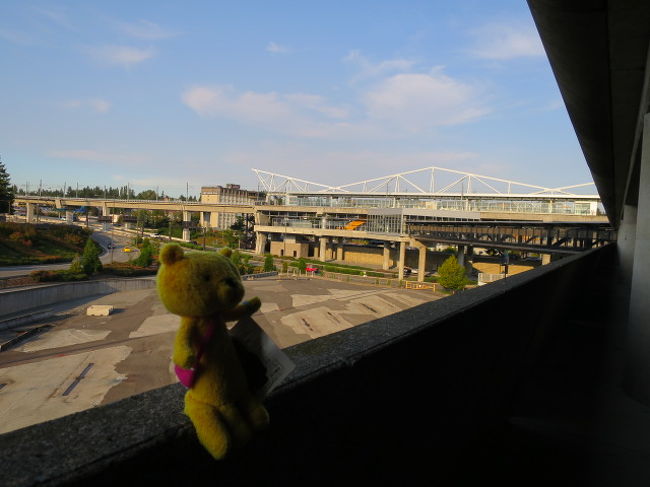 空港から市内に移動します。<br />　<br />向こうの方に見えるサウンドトラジット・リンクライトレイルに乗ります。<br /><br />お天気が良くて本当に良かったです。<br />