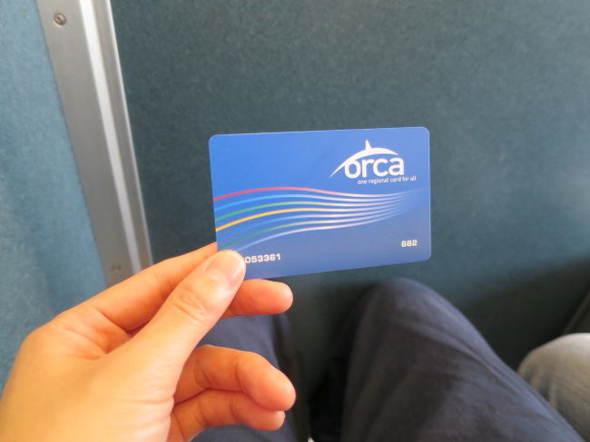 サウンドトランジット・リンクライトレイルに乗るのにオルカカードというスイカカードみたいなものを買いました。<br />このカードで市内のバス、地下鉄に乗ることが出来ます。<br /><br />電車に乗る時と降りる時に改札がないので、自分でピッてするのを探してピッとしなければならないです。<br /><br />(゜-゜)うーん。<br />無賃乗車を簡単に出来てしまいそうだけど。。。<br />見つかったときに罰金がすごいらしい。<br /><br />オルカカードは払い戻しができないので、使うぶんだけ買うようにした方がいいかもしれません。私たちは１０００円分くらい余らせてしまいました。