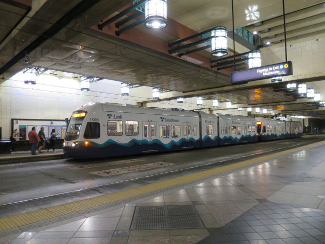 シータック空港から終点のウエストレイク駅まできました。約36分。<br /><br />電車移動は流れる景色を見るのが、ふんふん♪楽しいです。<br />