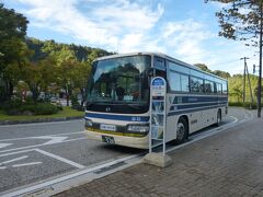 立山駅で1時間以上待って、7:30の始発バスで称名滝へ（500円）。