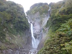 少し寄り道して落差日本一の称名滝を観賞。
展望台が何故か立入禁止となっており、橋の上からしか観賞できませんでした。