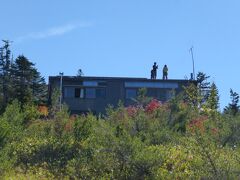 大日平山荘の屋根の上に人がいました。