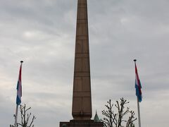 憲法広場。
高く聳え立つのは第一次世界大戦の慰霊塔です。


