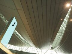 フライトは羽田発。早朝のフライトなので穴守稲荷で前泊した。
