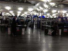 12時間のフライトを経て、やっとこイスタンブールに到着。

憧れの地、トルコだよトルコ！
でも今回はトルコ観光はお預け。

空港内でトルコな空気を味わいます。
