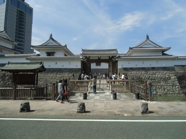 東御門を正面から<br /><br />県庁のビルとのミスマッチがなぁ〜。